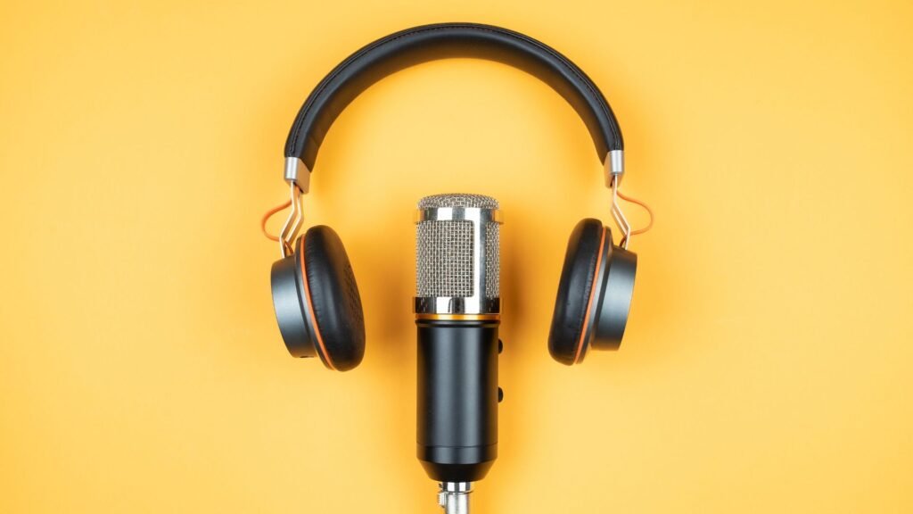 15 Best Podcasts for Freelancers (Plus 2 of My Top Picks!)